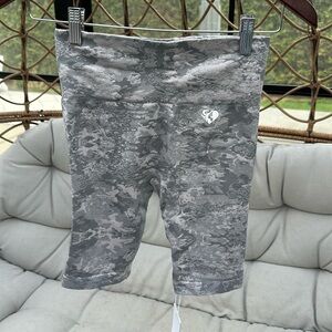 Women’s best seamless shorts and bra set, pink/grey camo size medium